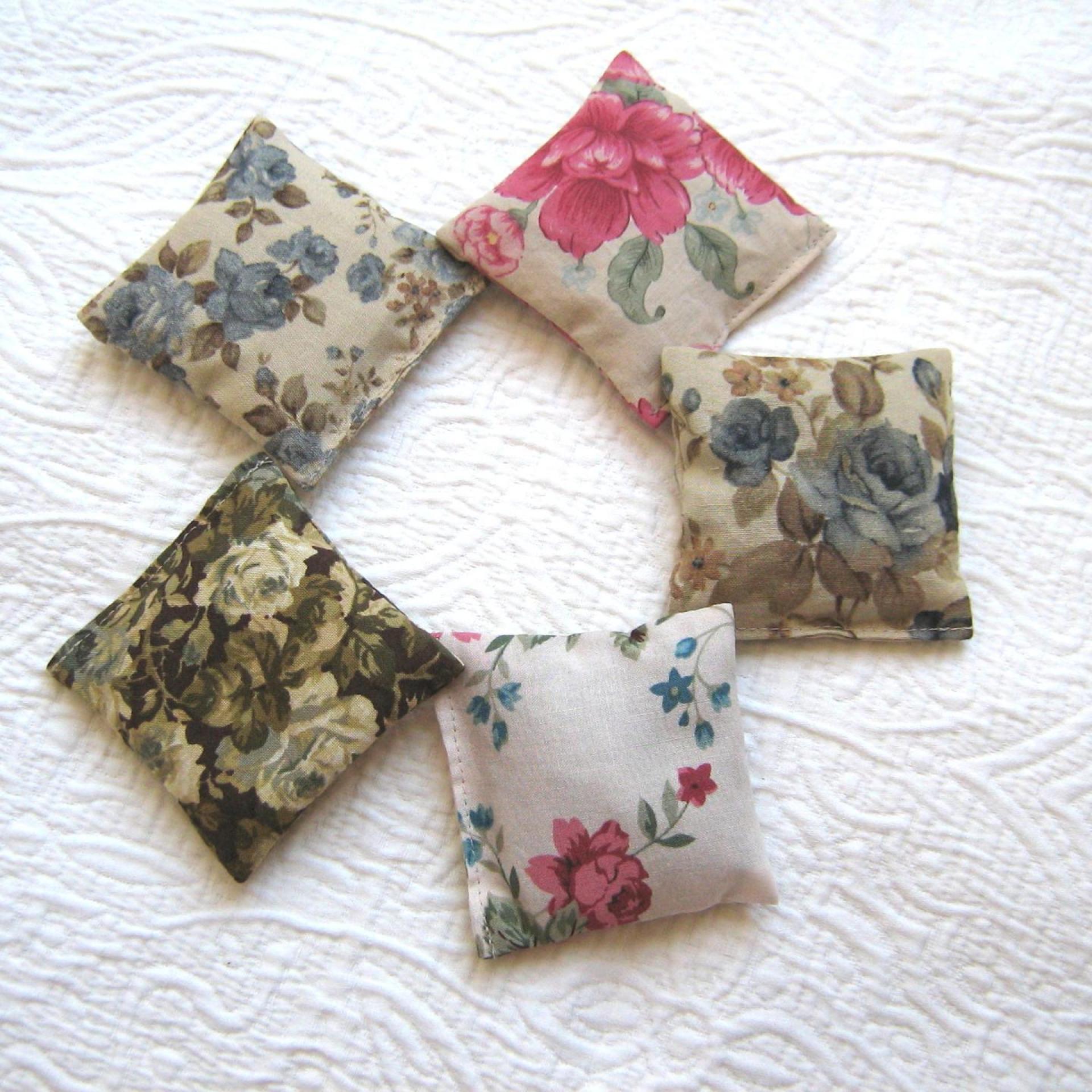 Lavender Sachets in 5 Vintage Floral Cotton Prints, Drawer Freshener, Gift for Her, 3 x 3 Inch Scented Mini Bags, Set of 5