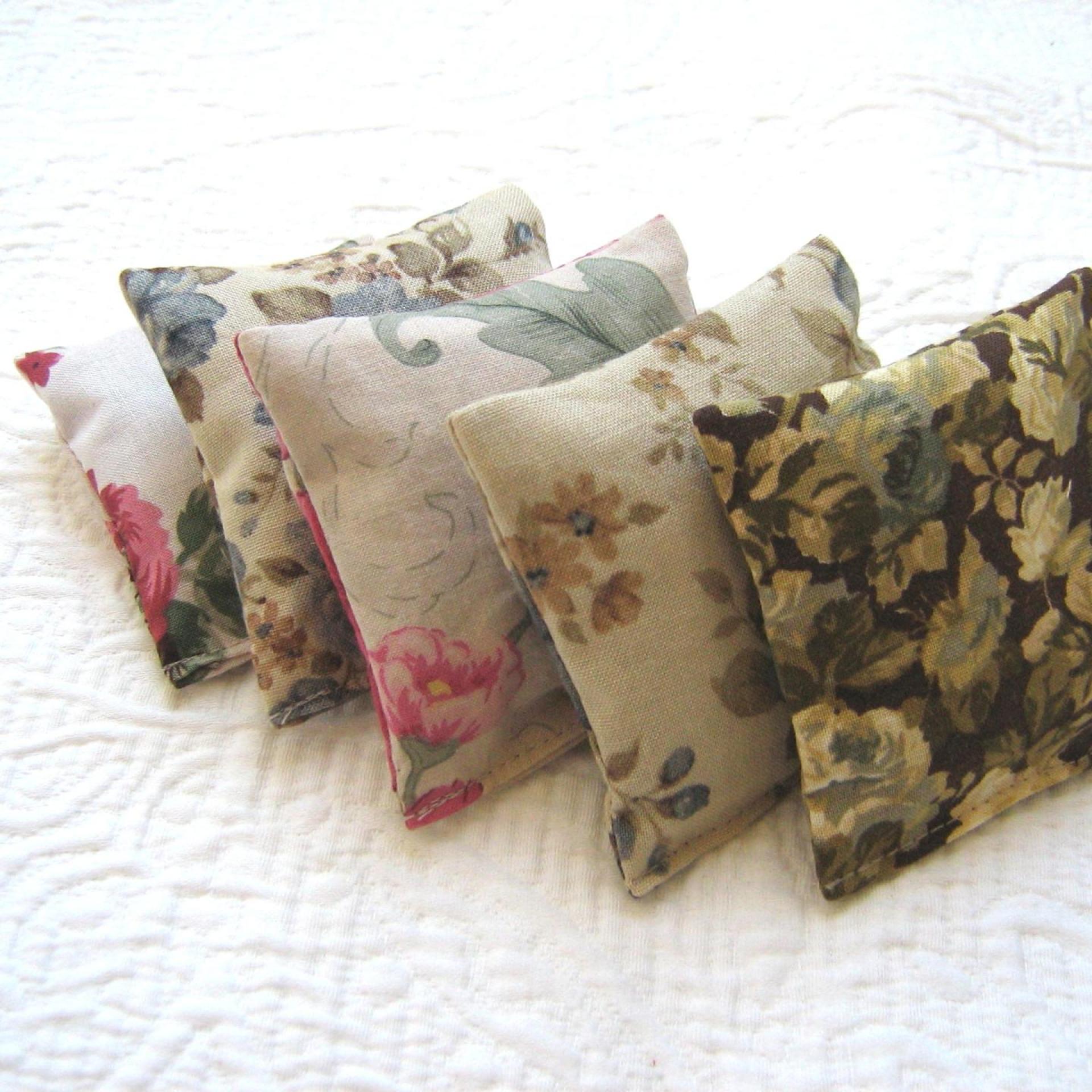 Lavender Sachets in 5 Vintage Floral Cotton Prints, Drawer Freshener, Gift for Her, 3 x 3 Inch Scented Mini Bags, Set of 5