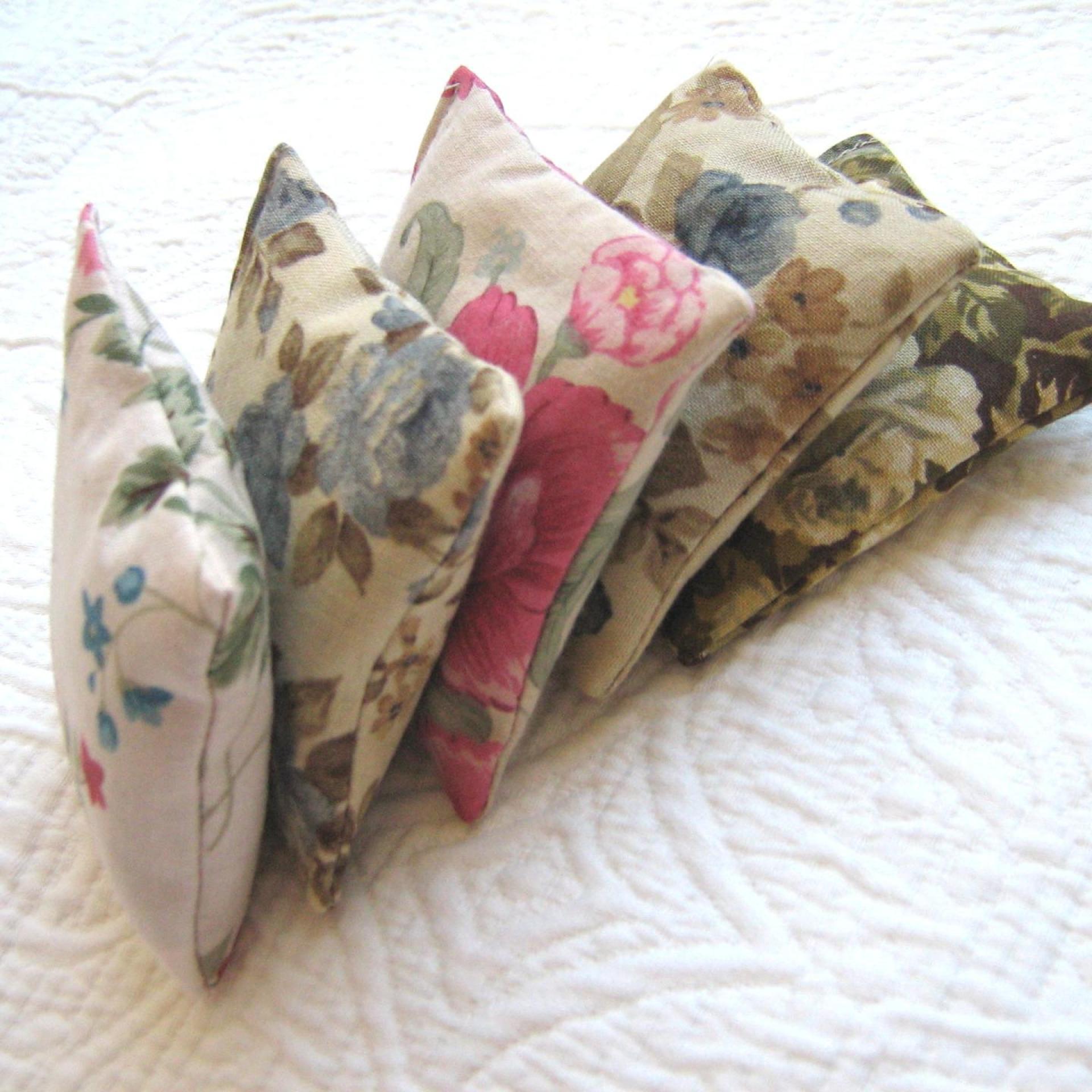 Lavender Sachets in 5 Vintage Floral Cotton Prints, Drawer Freshener, Gift for Her, 3 x 3 Inch Scented Mini Bags, Set of 5