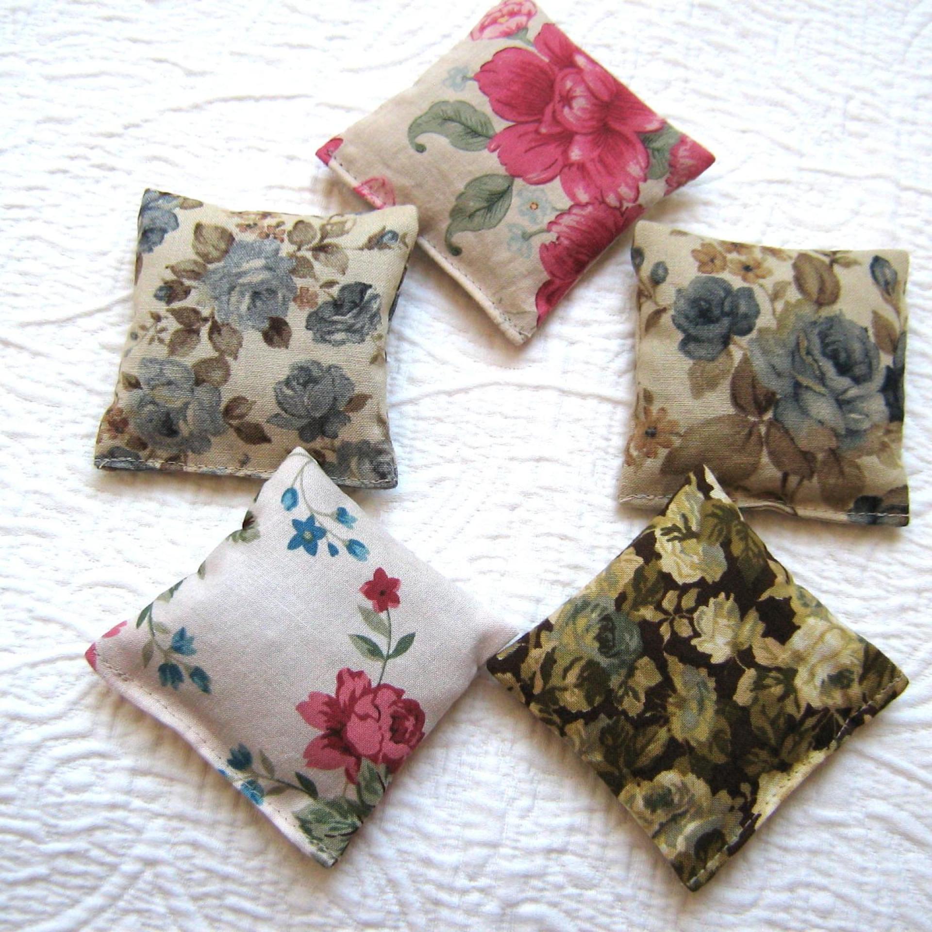 Lavender Sachets in 5 Vintage Floral Cotton Prints, Drawer Freshener, Gift for Her, 3 x 3 Inch Scented Mini Bags, Set of 5